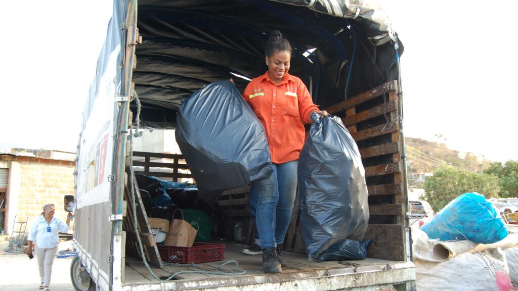 Processos innovadors en la formalització i inserció socioeconòmica de recicladores de base a Santa Marta (Colòmbia)